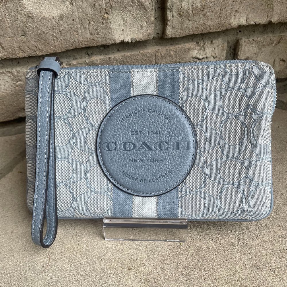 COACH DEMPSEY LARGE CORNER ZIP WRISTLET SIGNATURE JACQUARD EUC
